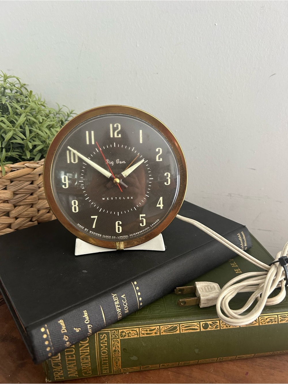 vintage Westclox Big Ben electric table alarm clock brown face, white base